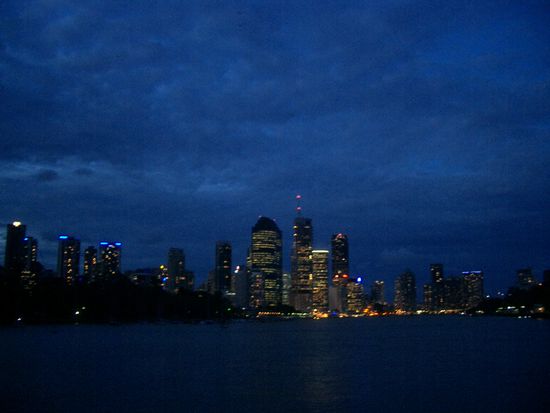 ... leider ist meine Kamera bei Nacht nicht die Beste. Ich bekomme aber noch Photos von meiner Japan-Klassenkameradin... Wie Ihr wisst moegen Japaner Photos und haben die aktuellste Version von Kamera`s....