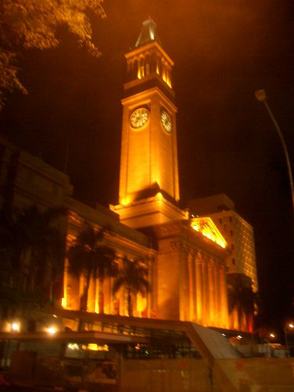 Leider ist meine Camera nicht besonders fuer Nachtaufnahmen geeignet. Wobei auch andere Camera`s maechtig mit der Dunkelheit zu kaempfen haben...
Jedoch das Lichtspiel in Brisbane ist sagenhaft. Die ganze Stadt ist schoen Beleuchtet... woher die nur den Strom haben....