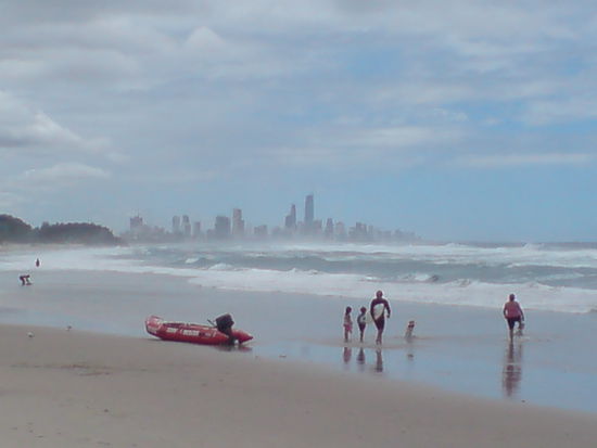 Im Hintergrund sieht man die wunderschoene Skyline von Surfers Paradise...