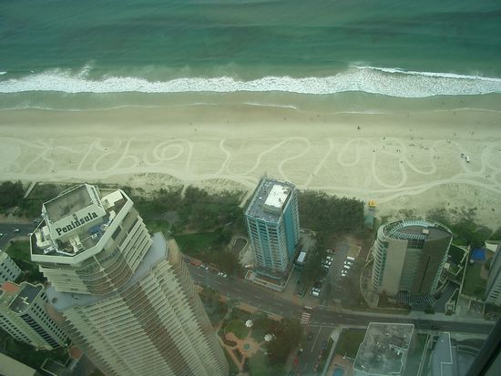 Weiss der Geiher was die Aussie`s da auf den Sand gekritzelt haben...