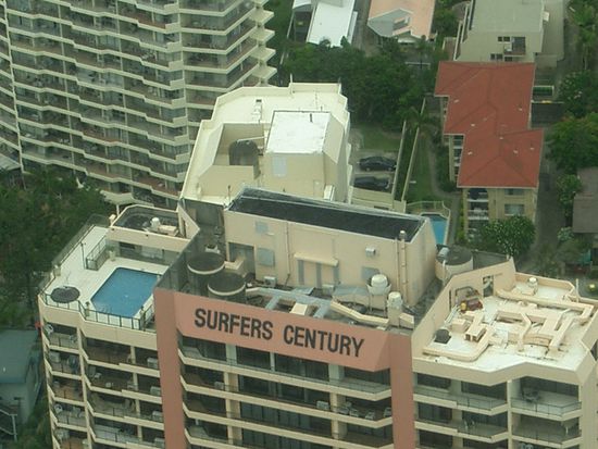 Auf den Daechern jenste Swimming-Pools...