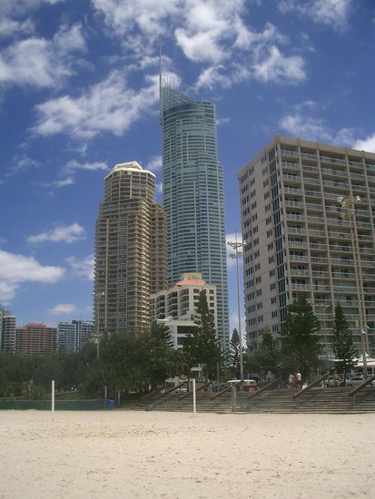 Und dann war ich wieder unten... Speziell das Gebaeude.. Im Jahr 2010 soll ein zweiter, fast so hocher Tower stehen. Dies kam in den News 1 Tag bevor ich nach Surfers Paradise fuhr...