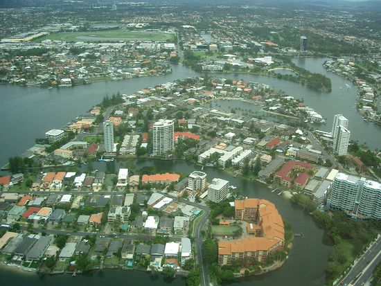 Der River schlaengelt sich durch die Quartiere...