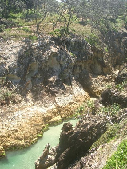 Das Wasser riss waehrend Jahren einen Kanal in die Felsen...