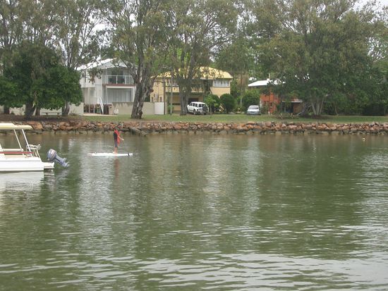 Dieser Surfer muss wohl noch zum Beach paddeln...