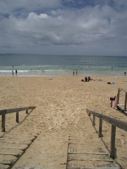 Die Wellen waren so traumhaft, dass ich es nicht unterlassen konnte selber einmal das Surfen auszuprobieren. Natuerlich nicht mit einem echten Surfbrett. Ein Bodyboard sollte fuers erste reichen... Es ging jedoch sehr gut. Die Wellen trugen mich bis zum Strand. Jedoch auf diesem Brett zu stehen braucht eine Menge, Menge Uebung...