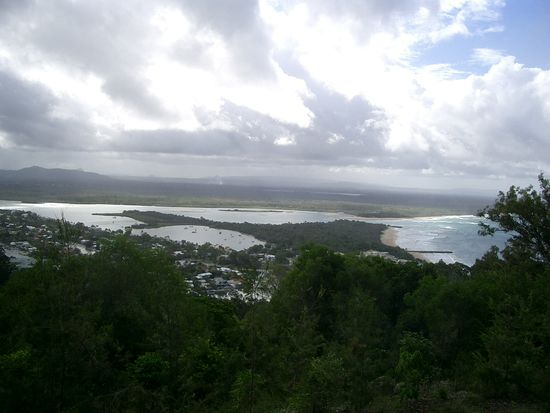 Links sieht man den Noosa River. Rechts den Noosa Beach..