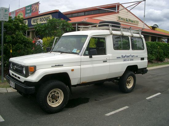 Und dann ging`s los! Mit solch einem 4WD Jeep machten wir uns auf den Weg nach Fraser Island. Ich hatte das Glueck Beifahrer zu sein. ) Was dass Leben sehr angenehm machte. Auf der Rueckbank sassen genau 8 Leute. Also Komfort pur...