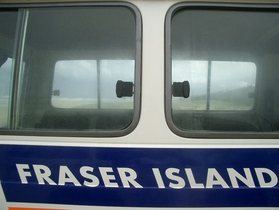 Und dann, Welcome Fraser Island. Die groesste Sandinsel der Welt!!!!