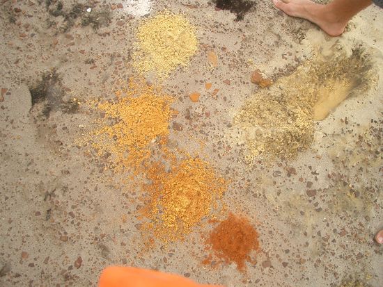 Roter, Oranger, Gelber, Schwarzer und Gruener Sand auf dem Huegel...
An jeder anderen Stelle, wenn man in den Sand grub, kam eine andere Farbe hervor...