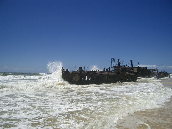 Die Wellen peitschen an das Wrack...