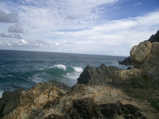 Das Wasser peitscht gegen die Klippen...