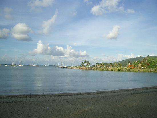 Der Strand ist nicht so schoen, aber was solls, die Umgebung ist fantastisch...