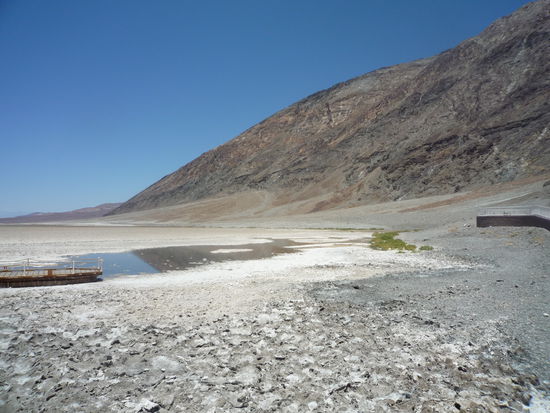 Der Ausgetrocknete See besteht nun nur noch aus Salzkruste.