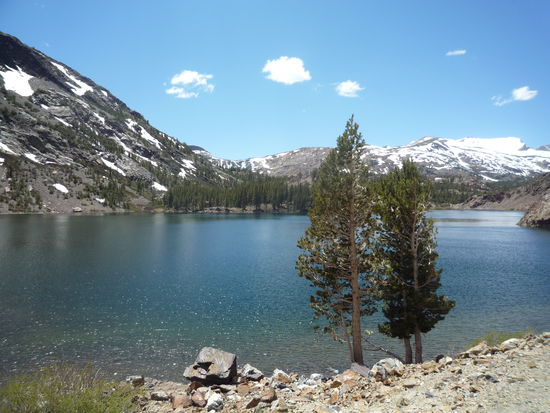 Ein Bergsee auf dem Tioga Pass