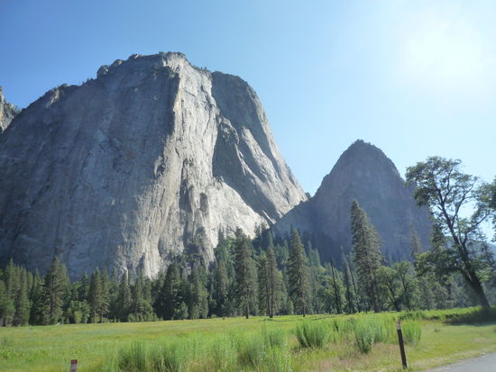 Riesige Gebirgssteine ragten aus dem Boden hervor.
