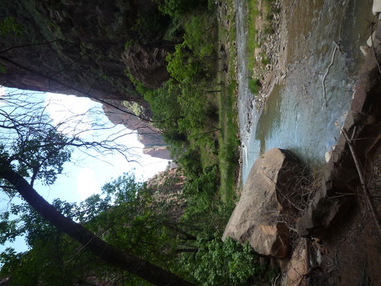 Fluesse ueberquerten das Tal.