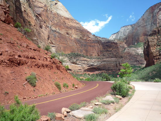 Die Farbe der Strasse wurde der Natur angepasst.