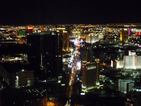 Auf dem Aussichtsturm Stratosphere genossen wir die riesige Stadt von der Hoehe.
