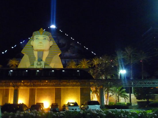 Die Pyramide mit seinem Pharao bei Nacht.