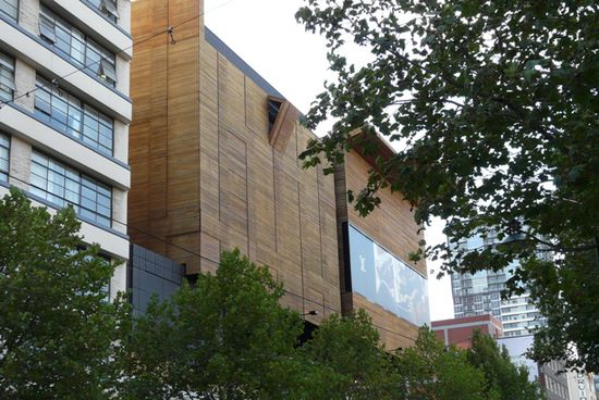 Eine Hausfront aus Holz