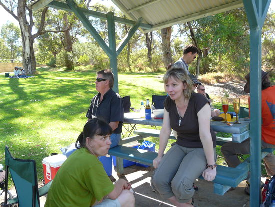 Ich weiss nicht mehr alle Namen,aber links auf der Bank sitzt Günter