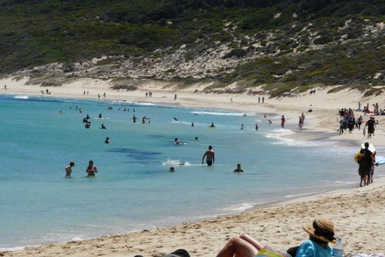 Zum ersten Mal in DU ein Strand mit vielen Leuten