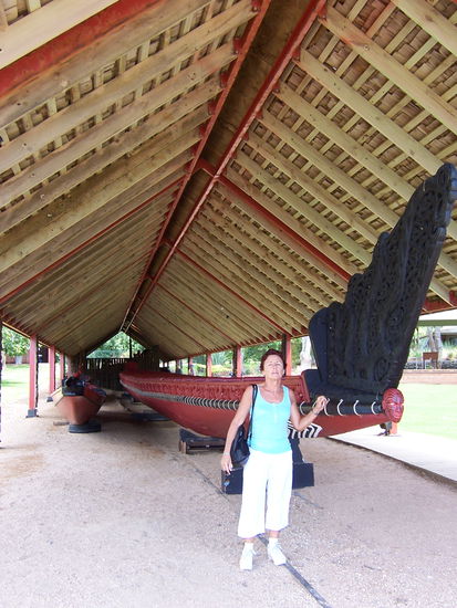 Vor dem riesigen Boot