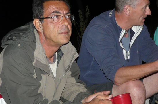 Spiros denkt darüber nach,wo er sich hinlegen kann,ohne dass jemanden sein Schnarchen stört