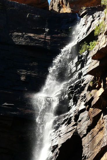 Wasserfall im Sonnenlicht