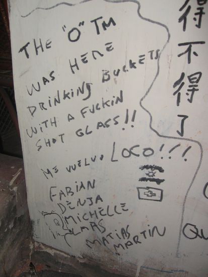am 1. abend in siem reap haben wir wieder matias und martin getroffen und kraeftig in der angkor what? bar gefeiert. aber wo war lars???