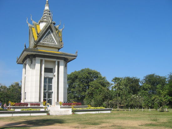 stupa zur erinnerung an die opfer. drinnen sind hunderte von schaedel und knochen der opfer