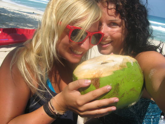 yummi, die locals haben extra fuer uns kokosnuesse gepflueckt