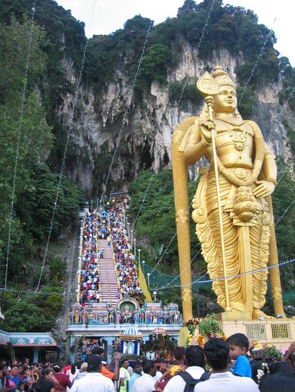 batu caves. sie laufen 272 stufen in begleitung von freunden und allen zuschauern zu der hoehle hinauf.