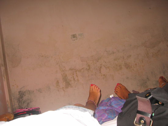 unser super-guesthouse (sieht ihr unsere brauen fuesse? hihi)