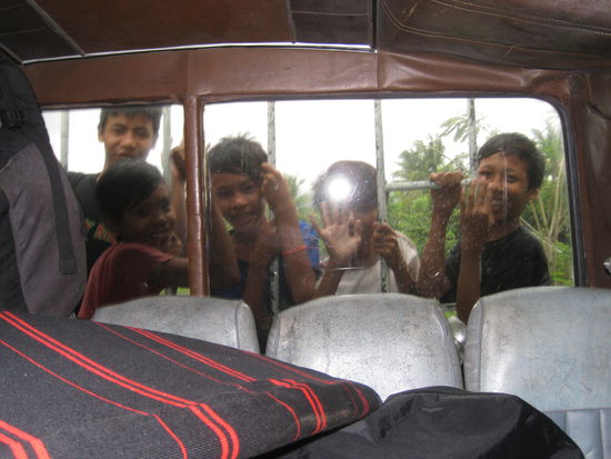 suesse kinder, welche auf unser bus aufgesprungen sind in lombok