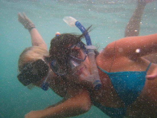 michele hat ein unterwasser case fuer ihre kamera gekauft. kaum fische, dennoch riesen spass beim posen