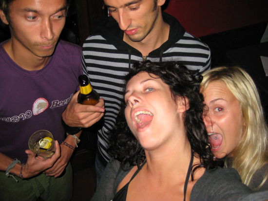 m.j., schniitz und wir. sieht aus als haetten nur wir spasse hihi