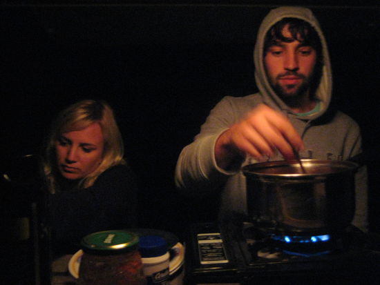 michele und andy beim kochen im van yummi