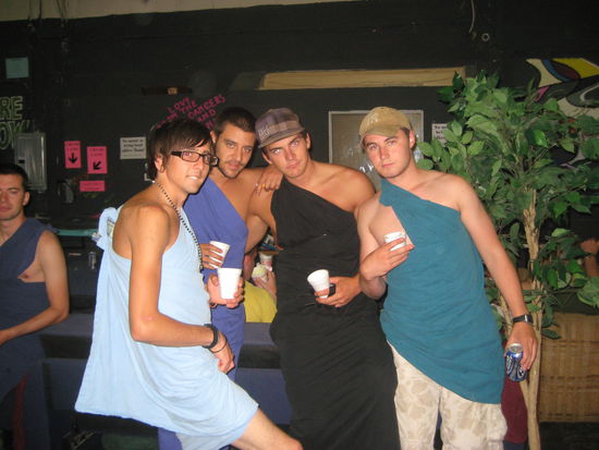 fin, bruno, greg und aaron am letzten abend. toga-party!