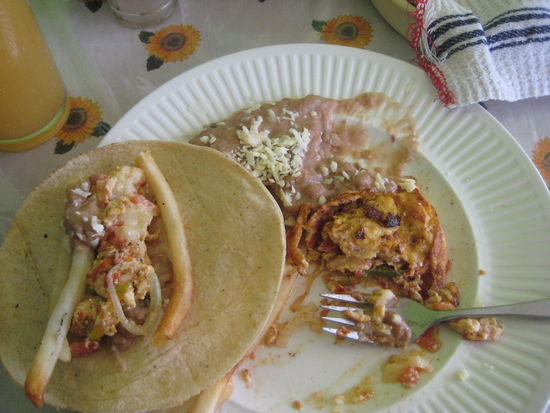 mein heutiges morgenessen. gemueseomlet mit pommes und bohnen im brot