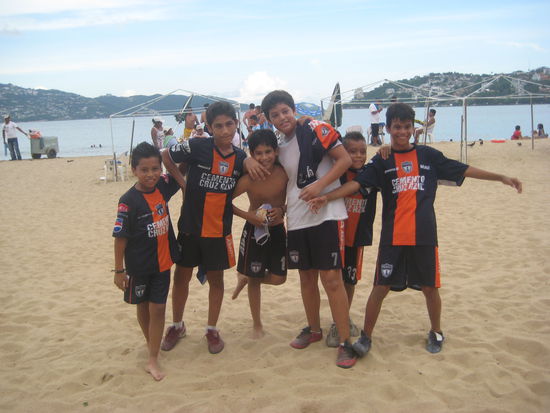 kleine fussballstars am strand in acapulco