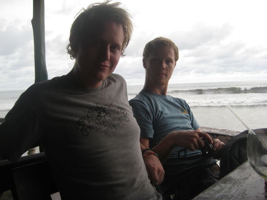 alfie und jonnty am strand