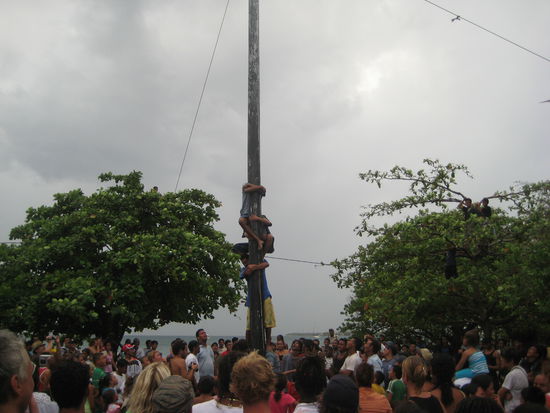 independence day. sie muessen da raufklettern und oben 5000 lempiras holen. keiner hats geschafft