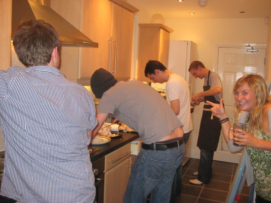 englische jungs sehen nicht nur gut aus, sie kochen auch!!!!! roast dinner bei flea in manchester