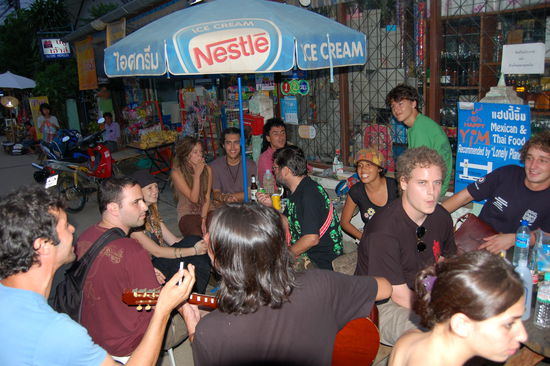 spontane feier in pai, um 4 uhr hats begonnen ufff 