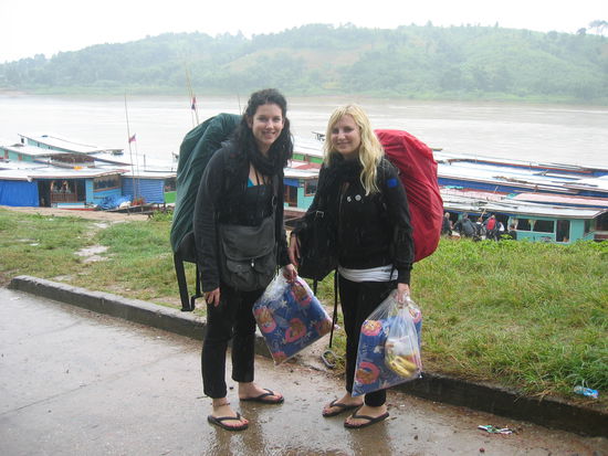 chiang khong, auf der laotischen seite des mekhong. und ziemlich beladen