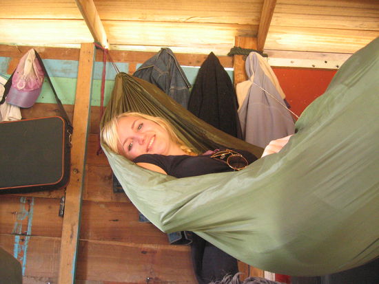 2.tag slowboat, denja auf dem holzboden und michele auf dem chefsessel. sehr schlau!