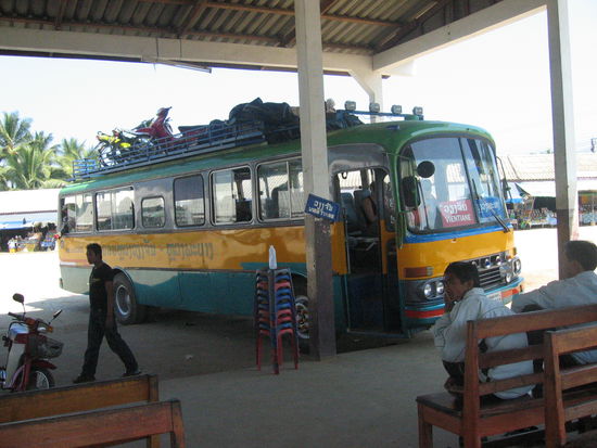 public bus auf der route 13 von luang prabang nach vang vieng