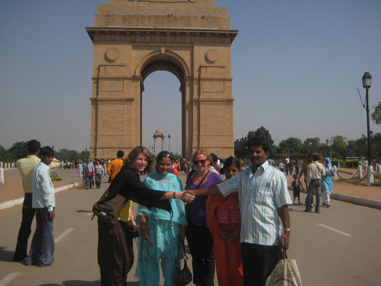 indian gate. die inder kommen echt immer auf einem zu und wollen fotos machen von einem. komme mir schon wie ein star vor 